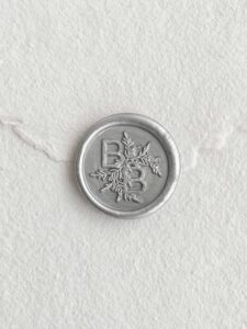 Sigillo in ceralacca Argento con iniziali su carta artigianale bianca
