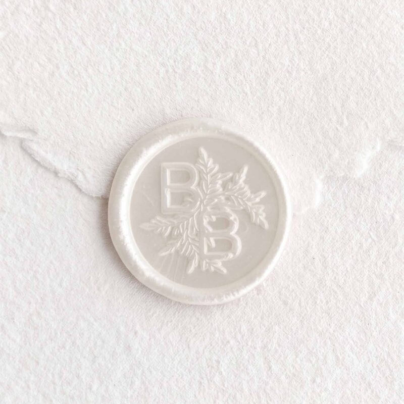 Sello de lacre Blanco Mate con iniciales sobre papel artesanal blanco