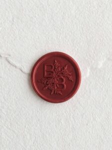 Sigillo in ceralacca Bordeaux Perlato con iniziali su carta artigianale bianca