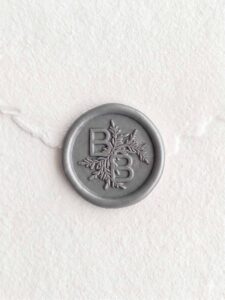Sigillo in ceralacca Grigio Piombo con iniziali su carta artigianale bianca