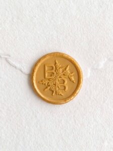 Sigillo in ceralacca Oro con iniziali su carta artigianale bianca
