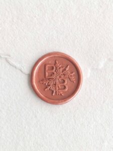 Sigillo in ceralacca Oro Rosa con iniziali su carta artigianale bianca