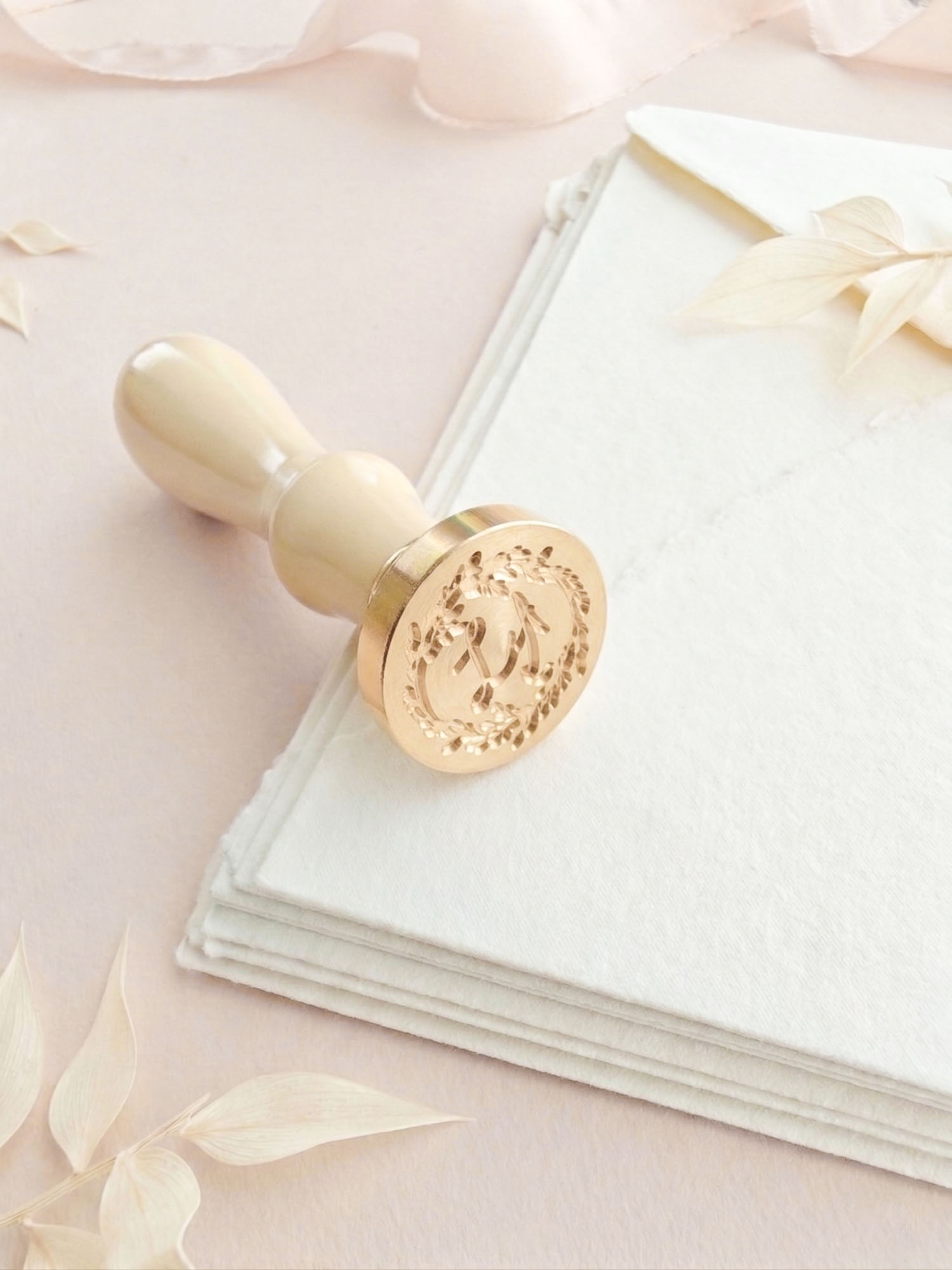 Sello de Lacre Personalizado Iniciales con Guirnalda Silvestre