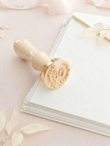 Invitación de boda con sello de lacre personalizado y diseño botánico