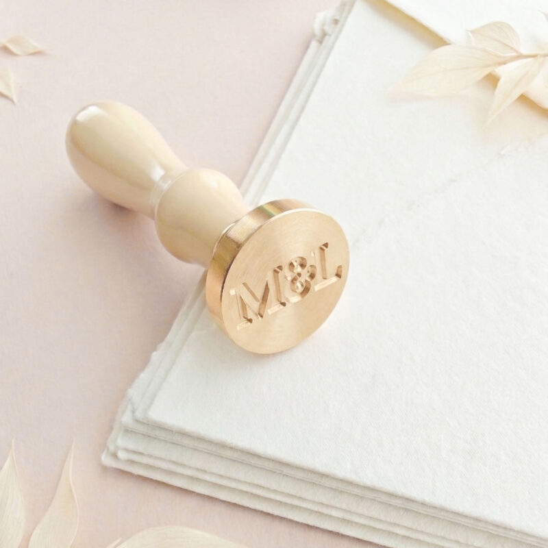 Invito di matrimonio con sigillo in ceralacca con iniziali incise