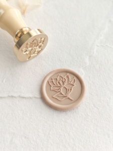 Sigillo in ceralacca Magnolia con rilievo floreale minimal