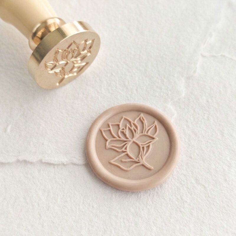 Sigillo in ceralacca Magnolia con rilievo floreale minimal