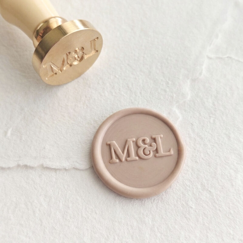 Sello de lacre personalizado con iniciales y tipografía clásica