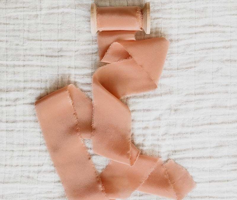 Eleva el romance de tu boda: Decora con la cinta de seda melocotón