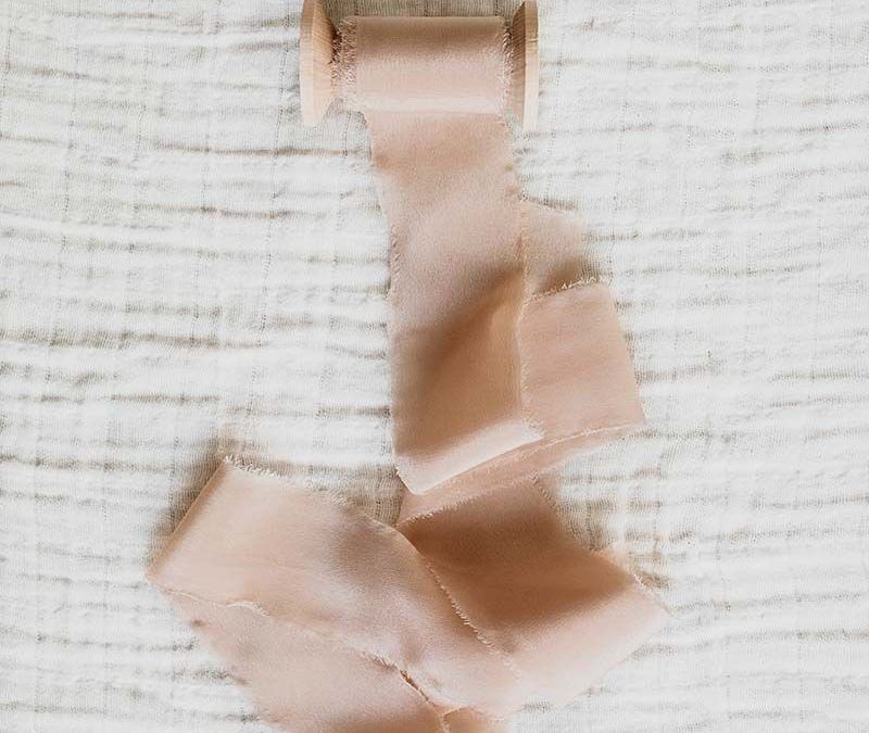 Cómo combinar la cinta de seda rosa empolvado en tu boda