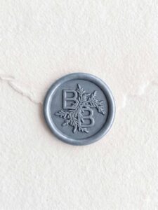 Barras de lacre Acero Perlado en pack de 5 unidades, ideales para crear sellos de lacre en invitaciones de boda, sobres blancos, Velvet Cloud y papelería personalizada.