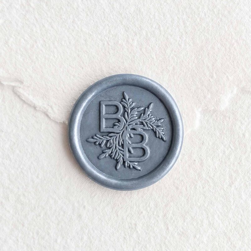 Barrette di ceralacca Acciaio Perlato in pack da 5 unità, ideali per creare sigilli in ceralacca su partecipazioni di matrimonio, buste bianche, Velvet Cloud e stationery personalizzata.
