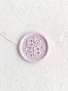 Barras de lacre Lila Mate en pack de 5 unidades, ideales para crear sellos de lacre en invitaciones de boda, sobres artesanales, menús y papelería personalizada.