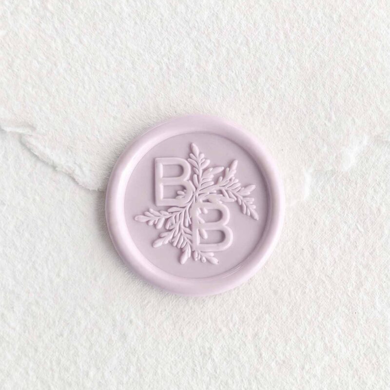 Barras de lacre Lila Mate en pack de 5 unidades, ideales para crear sellos de lacre en invitaciones de boda, sobres artesanales, menús y papelería personalizada.