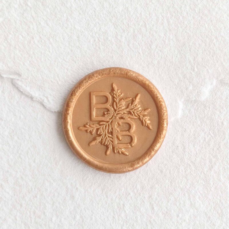 Sigillo in ceralacca Oro Champagne con iniziali su carta artigianale bianca
