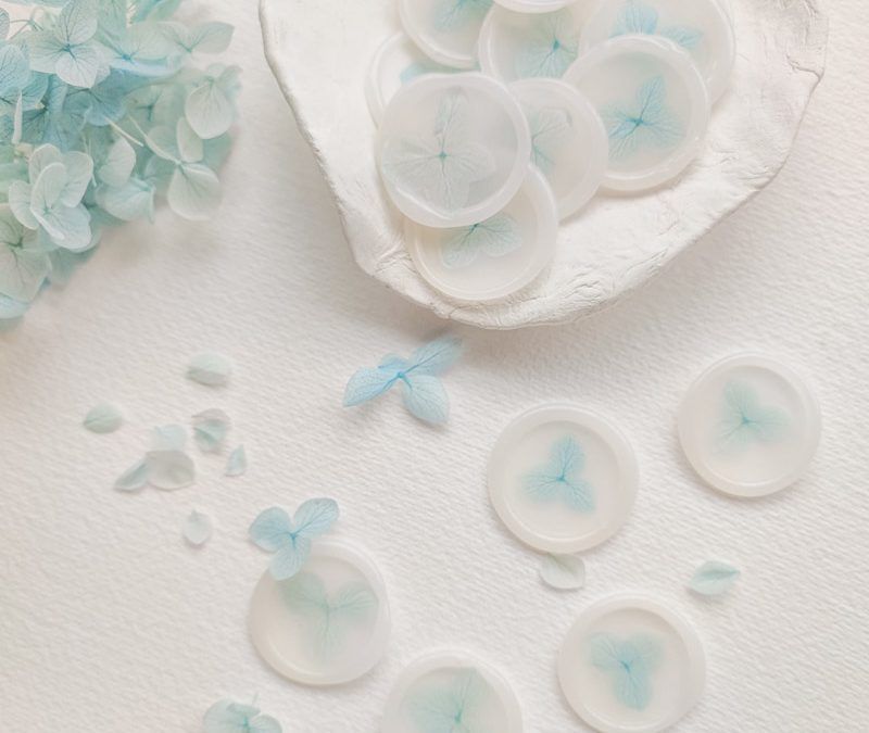 ¿Cómo combinar sobres artesanales y hortensias en tonos azules?