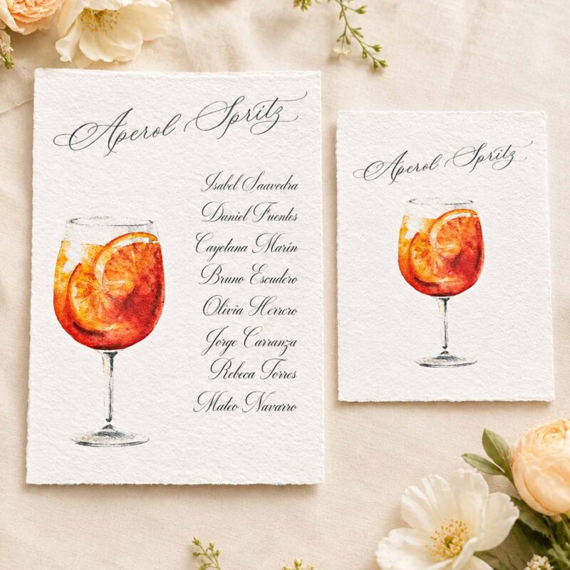 Detalle de número de mesa A6 y tarjeta de seating plan A5 Aperol Spritz en papel artesanal con ilustración de cóctel en acuarela
