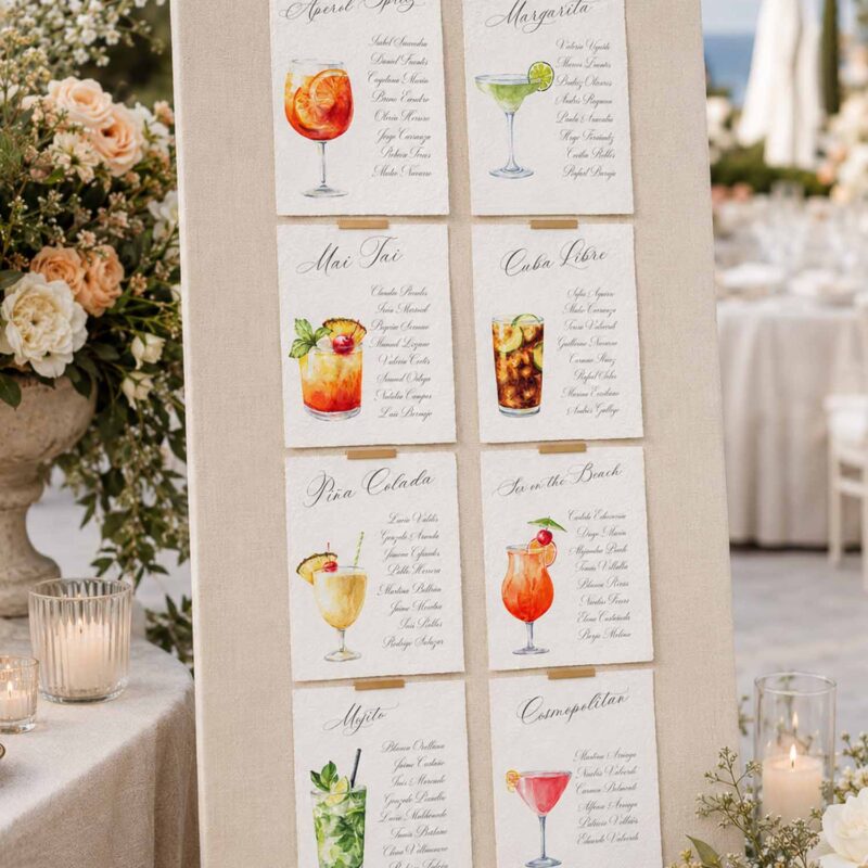 Seating plan de boda con tarjetas A5 en papel artesanal, cada una decorada con un cóctel en acuarela como Aperol Spritz, Margarita, Mojito o Piña Colada.