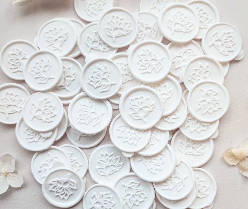¡Descubre la Elegancia de los Lacres en Tonos Blancos!