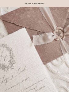 Invitación de boda impresa en papel artesanal blanco con sobre artesanal y lacre