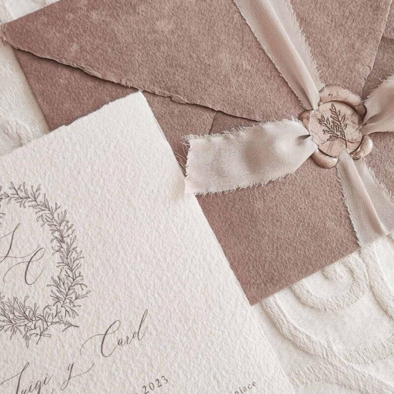 Invitación de boda impresa en papel artesanal blanco con sobre artesanal y lacre