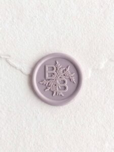 Sigillo in ceralacca Grigio lavanda con iniziali su carta artigianale bianca