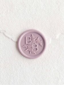 Sigillo in ceralacca Malva con iniziali su carta artigianale bianca