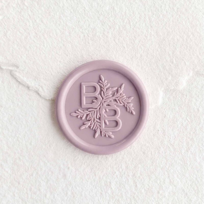 Sigillo in ceralacca Malva con iniziali su carta artigianale bianca