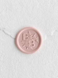 Sigillo in ceralacca Rosa Quarzo con iniziali su carta artigianale bianca