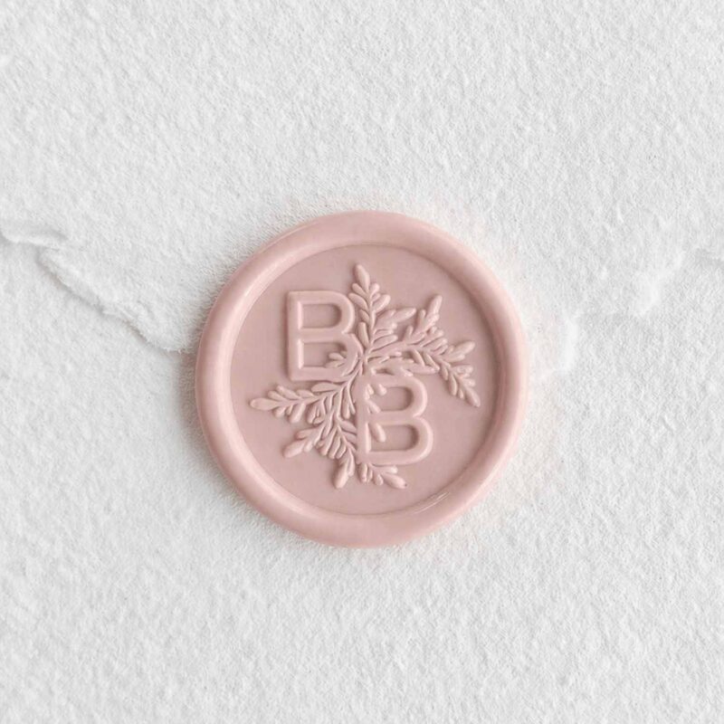 Sigillo in ceralacca Rosa Quarzo con iniziali su carta artigianale bianca