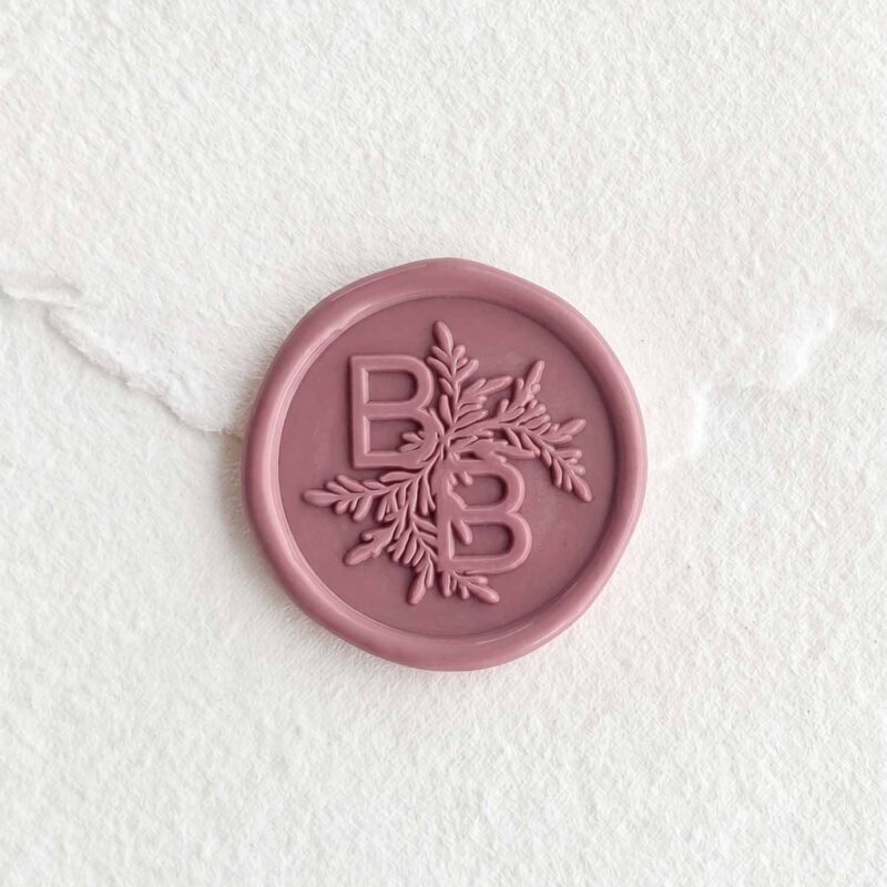 Sigillo in ceralacca Rosa Dalia con iniziali su carta artigianale bianca