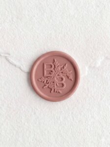 Sigillo in ceralacca Rosa Terra con iniziali su carta artigianale bianca