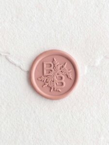 Sigillo in ceralacca Rosa Antico con iniziali su carta artigianale bianca