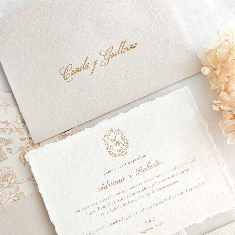caligrafia-mano-tinta-oro-invitados-boda