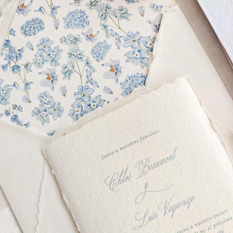 detalle-forro-floral-azul-invitacion-boda