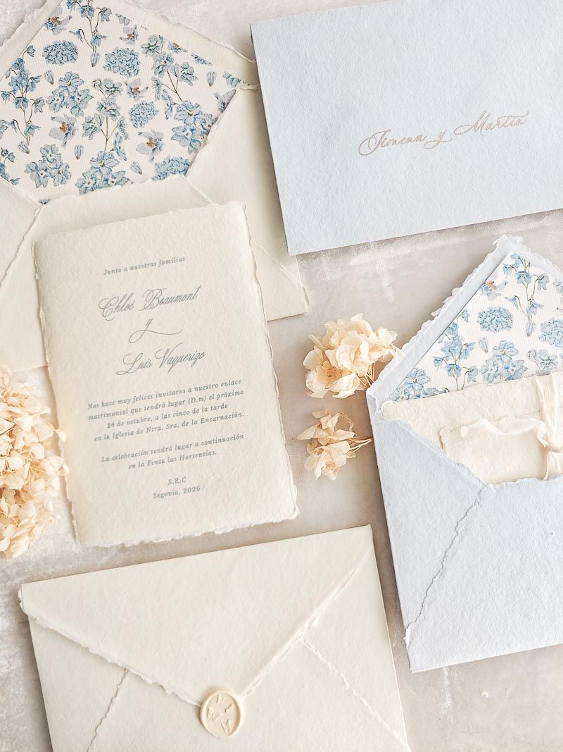 invitacion-boda-artesanal-chloe-sobre-cloud