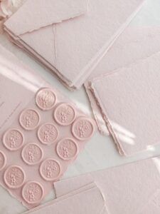 Sellos de lacre adhesivos rosa floral sobre papel artesanal en set de agradecimiento