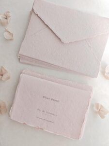 Set de gratitud en papel artesanal rosa con sobres hechos a mano y tarjetas Blue Boho
