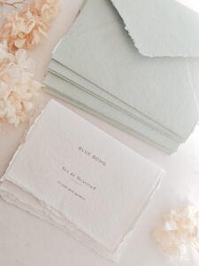 Set de gratitud en papel artesanal verde matcha con sobres hechos a mano