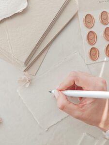 tarjeta de papel artesanal blanco para escribir agradecimientos a mano