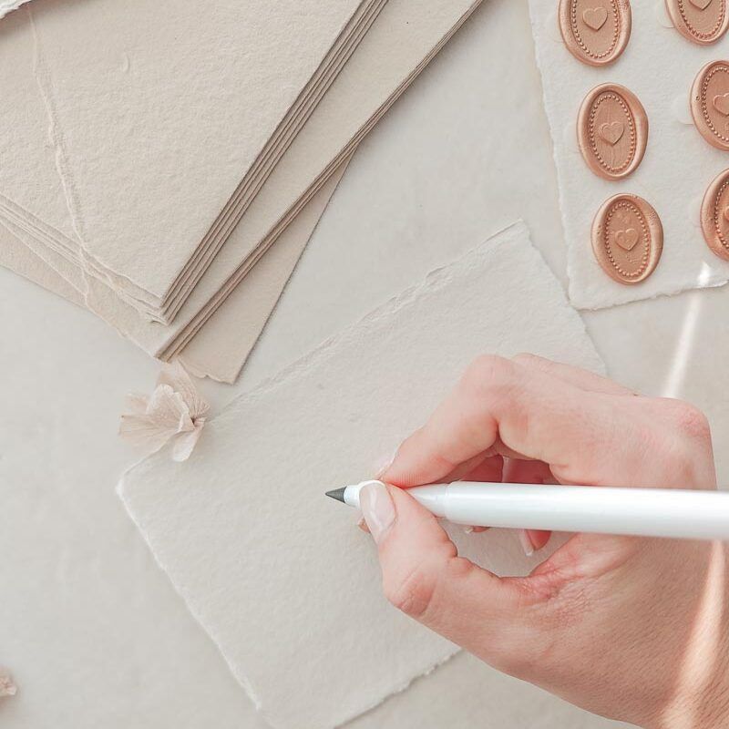 tarjeta de papel artesanal blanco para escribir agradecimientos a mano