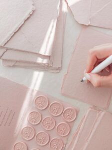 Tarjeta de agradecimiento en papel artesanal rosa escrita a mano
