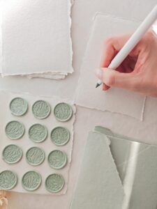 Tarjeta de agradecimiento en papel artesanal blanco con sobres verde matcha