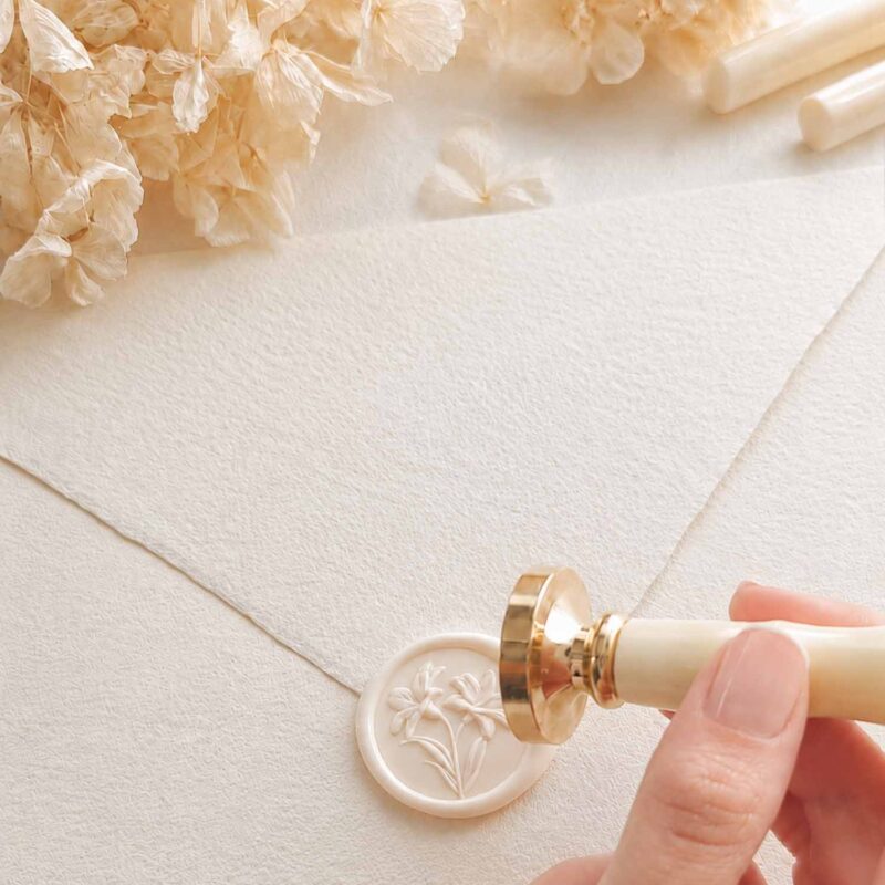 sellando invitaciones de boda con sello de lacre