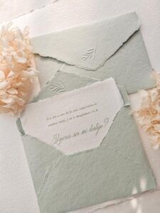 Set de tarjeta para testigo de boda con sobre artesanal verde y sello seco