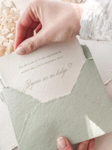 Tarjeta quieres ser mi testigo en papel artesanal dentro de sobre verde