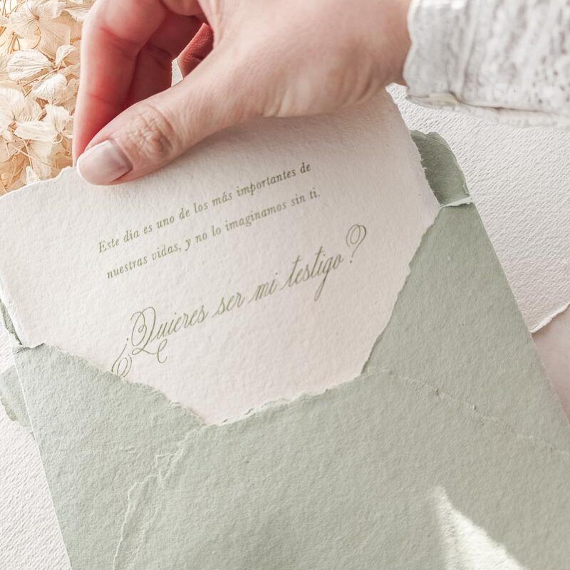 Tarjeta quieres ser mi testigo en papel artesanal dentro de sobre verde
