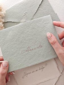 Tarjeta para testigo de boda con sobre artesanal verde y nombre en caligrafía