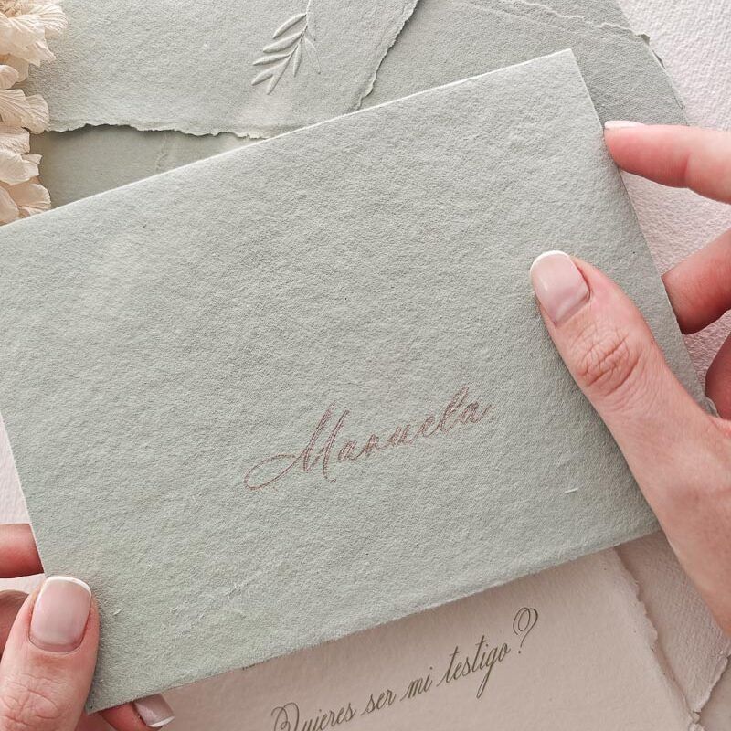 Tarjeta para testigo de boda con sobre artesanal verde y nombre en caligrafía