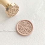 Sigillo in ceralacca Liberty con rilievo floreale 3D